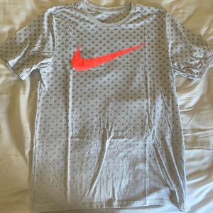 Nike triangle pattern tee with neon orange logo